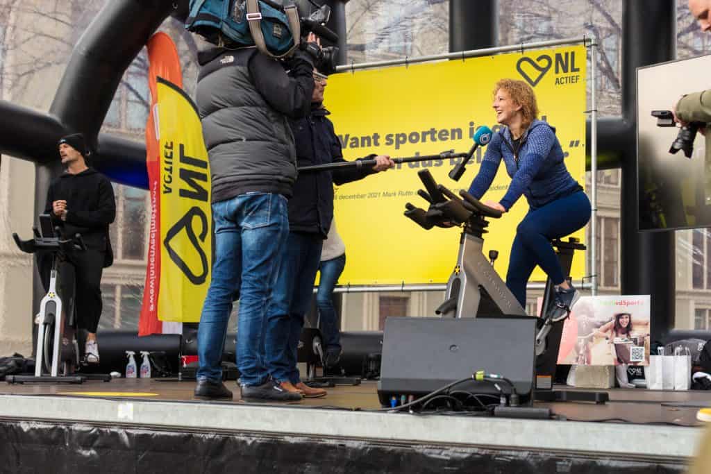 Vrouw op fiets interview media plein Den Haag